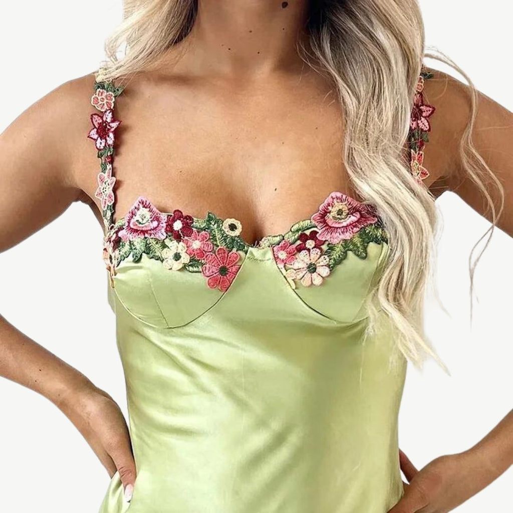 Elegantes Maxikleid aus Satin mit zarter Blumenverzierung