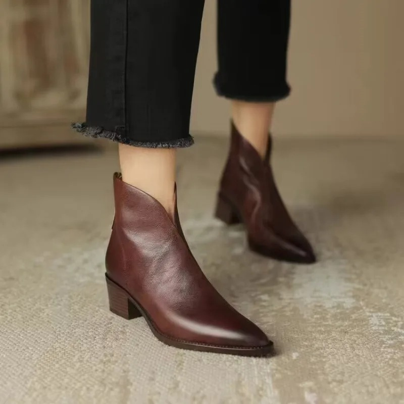 Moderne Damen-Stiefelette mit spitzem Design und seitlichem Reißverschluss