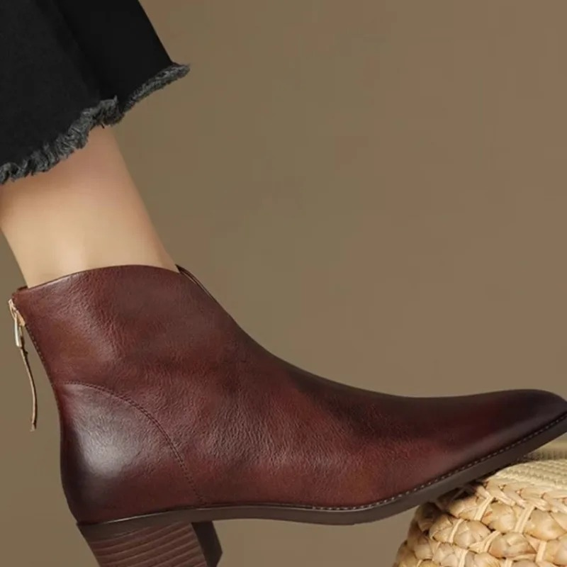 Moderne Damen-Stiefelette mit spitzem Design und seitlichem Reißverschluss