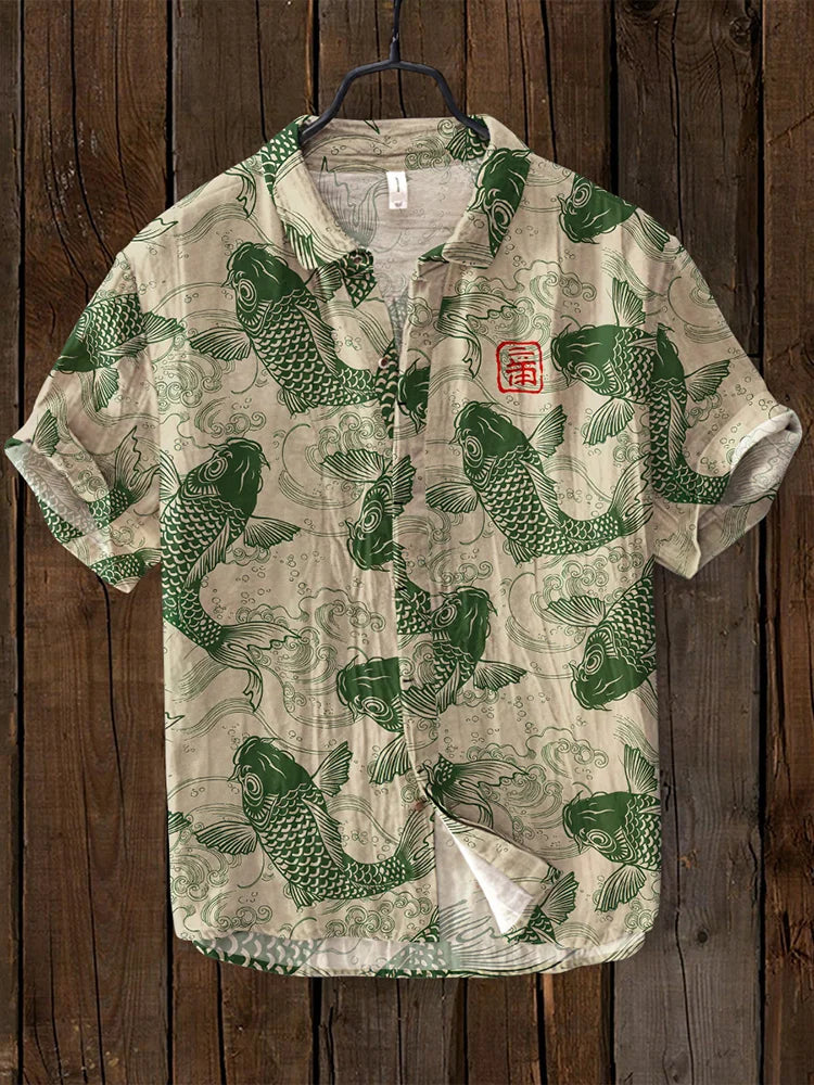 Sommerliches Herrenhemd mit Koi-Motiv – Kurzarmshirt im japanischen Design – Leichtes Freizeithemd im asiatischen Stil