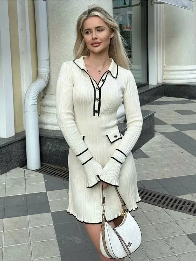 Kaylee - Kleid mit langen Ärmeln, Strickkragen und Rüschen