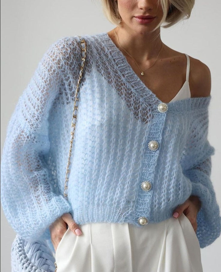 Hellblaue Strickjacke mit Knöpfen aus Perlen