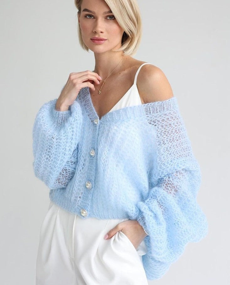 Hellblaue Strickjacke mit Knöpfen aus Perlen