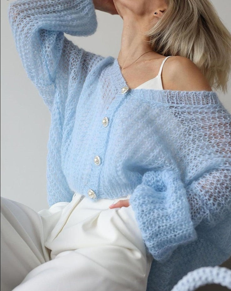 Hellblaue Strickjacke mit Knöpfen aus Perlen