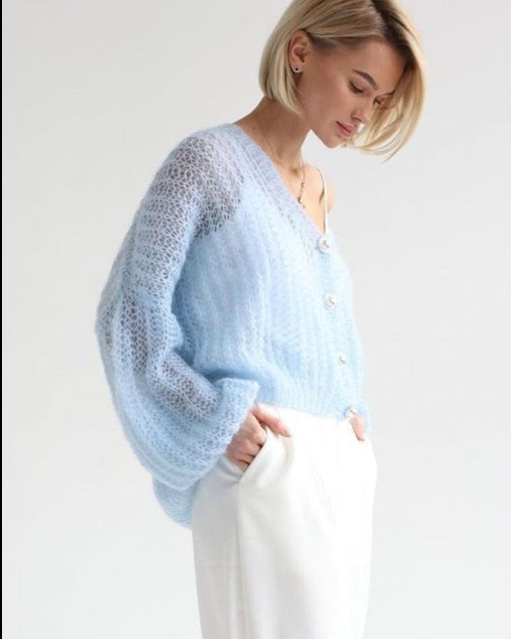 Hellblaue Strickjacke mit Knöpfen aus Perlen